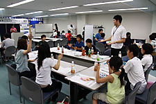 サミット本番に向けて真剣な討論を
続ける日本代表キャプテン