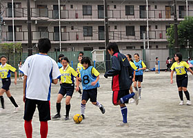 写真 体育授業でのサッカー指導