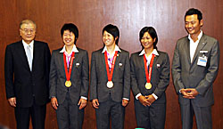 （左から）須藤照彦(財)横浜市体育協会会長、西山選手、山田選手、馬渕選手、中田宏横浜市長