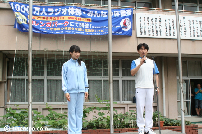 NHKテレビ・ラジオ体操指導者の西川佳克さん（右）とNHKテレビ体操アシスタントの有賀暁子さん（左）。