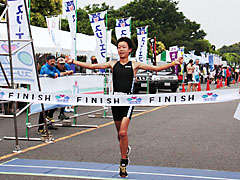 初優勝のテープを切る浅海健太選手