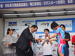 ツアーオブジャパンで表彰を受ける
三浦彩夏選手