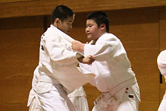 全国少年柔道大会の個人戦5年生の部で優勝した辻湧斗くん（右）