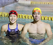 日本実業団水泳大会で優勝した
東郷英章選手（右）と
山口加奈選手（左）
