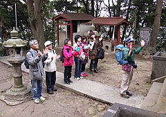 登山のはじめは安全祈願。富士山信仰の象徴でもある浅間神社へお参りし、富士山登頂までの無事を祈願しました。