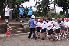 木内武敏校長先生（左）に紹介される武岡選手（中央）と
難波選手（右）。両選手が登場すると子供たちは大喜び！
