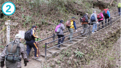 高尾山頂へはいくつかのルートがありますが、一行は「稲荷山コース」をチョイス。早速階段登りから始まります。