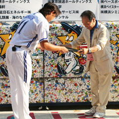 選手会へ感謝状の贈呈