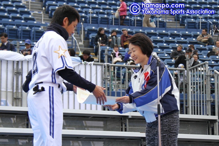 横浜ベイスターズファン感謝デーで林市長が車椅子の寄贈を受けました 横浜スポーツ情報サイト ハマスポ