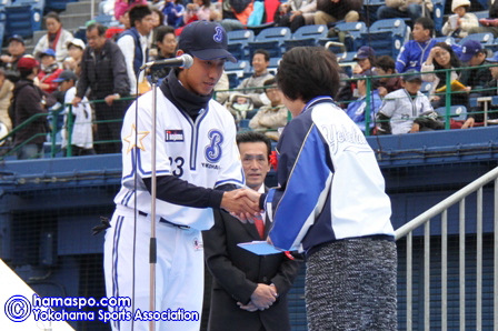 横浜ベイスターズファン感謝デーで林市長が車椅子の寄贈を受けました 横浜スポーツ情報サイト ハマスポ