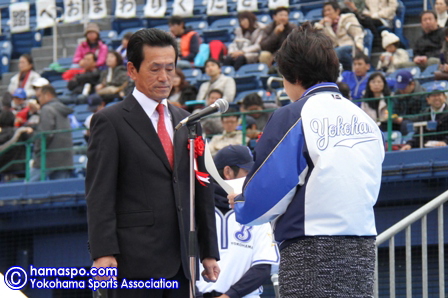 横浜ベイスターズファン感謝デーで林市長が車椅子の寄贈を受けました 横浜スポーツ情報サイト ハマスポ