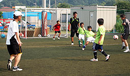親子サッカー教室では一緒にプレーして盛り上げています。