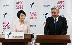 大会開催を発表する林文子横浜市長（写真左）と岩城光英日本トライアスロン連合会長