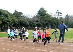 指導員のガイドのもと広いグラウンドで元気よくランニング（昨年の教室の様子）