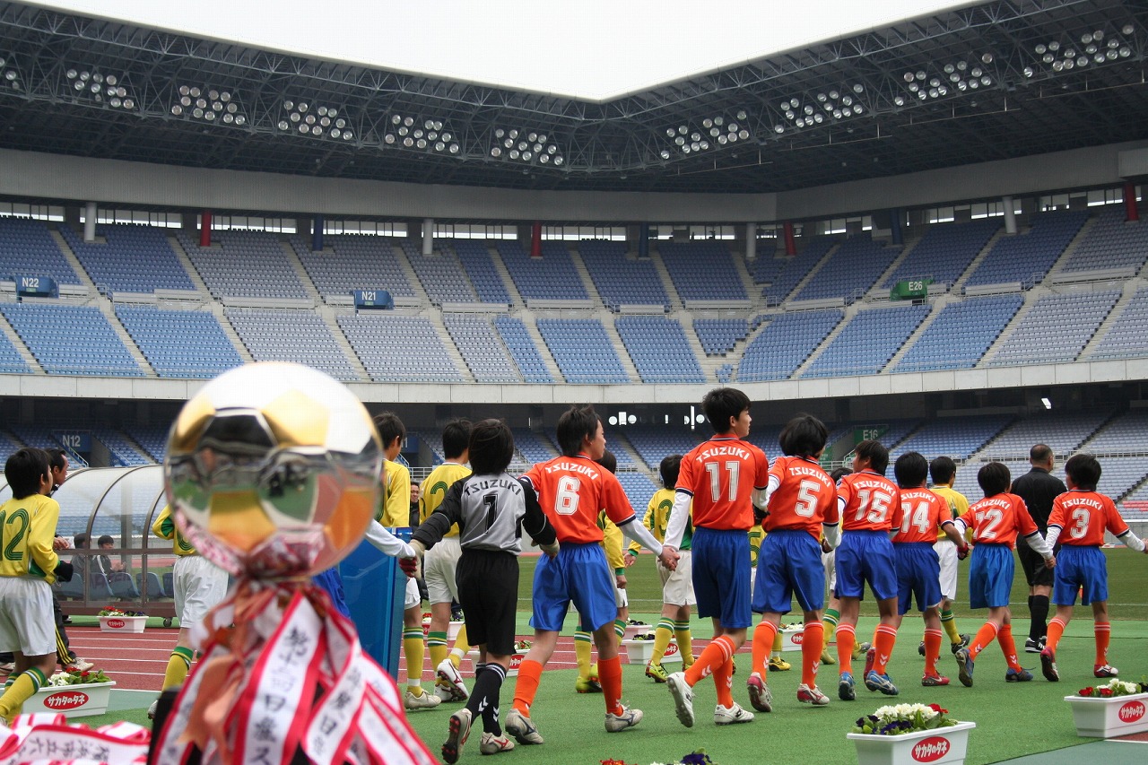 第１３回日産スタジアム杯少年サッカー大会小学生の部決勝入場シーン