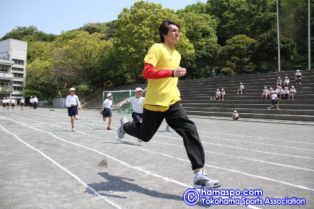 （写真3）子ども相手にムキになって走る私