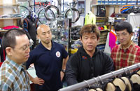 代表の滝川満弘さん（右から２番目）。商品のことはもちろん、トライアスロンについてのアドバイスもしてくれます。