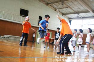 縄を回して実践。飛んで、すぐ抜ける！