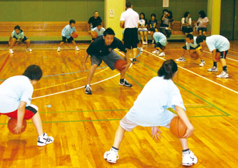 8月25日のオープニングイベントでは、たきがしら会館を練習拠点とするbjリーグ（プロバスケットボール）「横浜ビー・コルセアーズ」の初代キャプテンに就任した蒲谷正之選手（写真中央）をはじめ全選手が、地元小学生を招いて「バスケットボールクリニック」を実施しました。