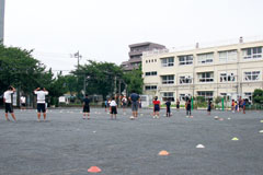 Toyooka Elementary School in Tsurumi Ward, which I visited for this article, introduced tag rugby into its physical education class, and soon after, children and parents voluntarily started to gather at school and practice tag rugby together every Saturday.