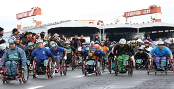 Start of the 2.5-kilometer race of the 2011 Nissan Cup; the children in blue T shirts are members of Yokohama La Strada Jr.