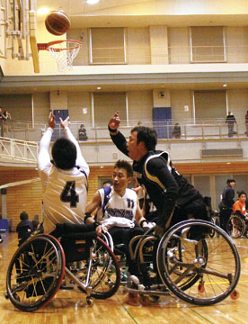 Players in white uniforms are the members of the Yokohama Dreamers.