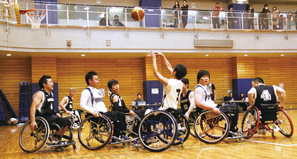 A teammate takes a shoot while Mr. Ishino blocks the opposing team's defender!