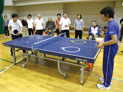 In today's table tennis lesson, participants are instructed to hit the ball back to the yellow-circle area when the ball comes from there.