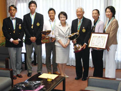 第35回全日本都市対抗テニス大会優勝
横浜市選手団市長表敬