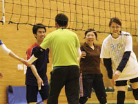 Players exchange a high five with each other when they score a point and even when they lose a point. This may be a one-time team, but their teamwork is great.