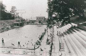 昭和5年オープン当初の元町プール（横浜スポーツ百年の歩みより）