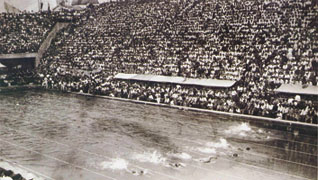 昭和24年、国民体育大会の熱戦で盛り上がる野毛山プール
（横浜スポーツ百年の歩みより）