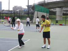 ①新横浜公園テニスコート
テニスの日　テニスクリニック