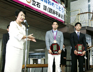 Presentation ceremony attended by Ryo Tateishi (center) and Ryo Miyake (right)