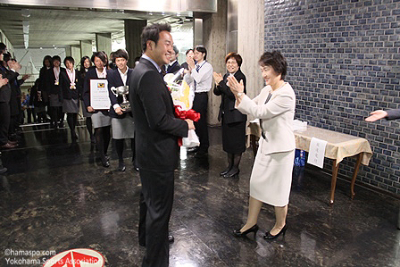 矢野監督に花束を贈呈