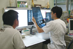 横浜市スポーツ医科学センターで診療する清水医師（右）
