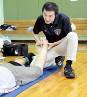 As the team trainer, Mr. Tamaki travels with the team of Yokohama B-Corsairs.