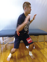 骨盤調整修正用のデバイスを用いてセルフ運動を行う山田選手
