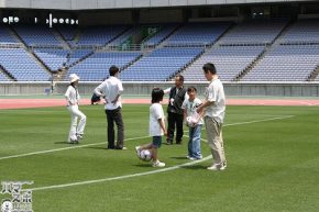 日産スタジアム芝生体験ツアー 横浜スポーツ情報サイト ハマスポ
