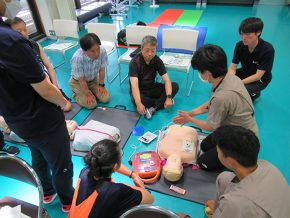 学生スタッフのアドバイスを受け、AED の使い方を学ぶ